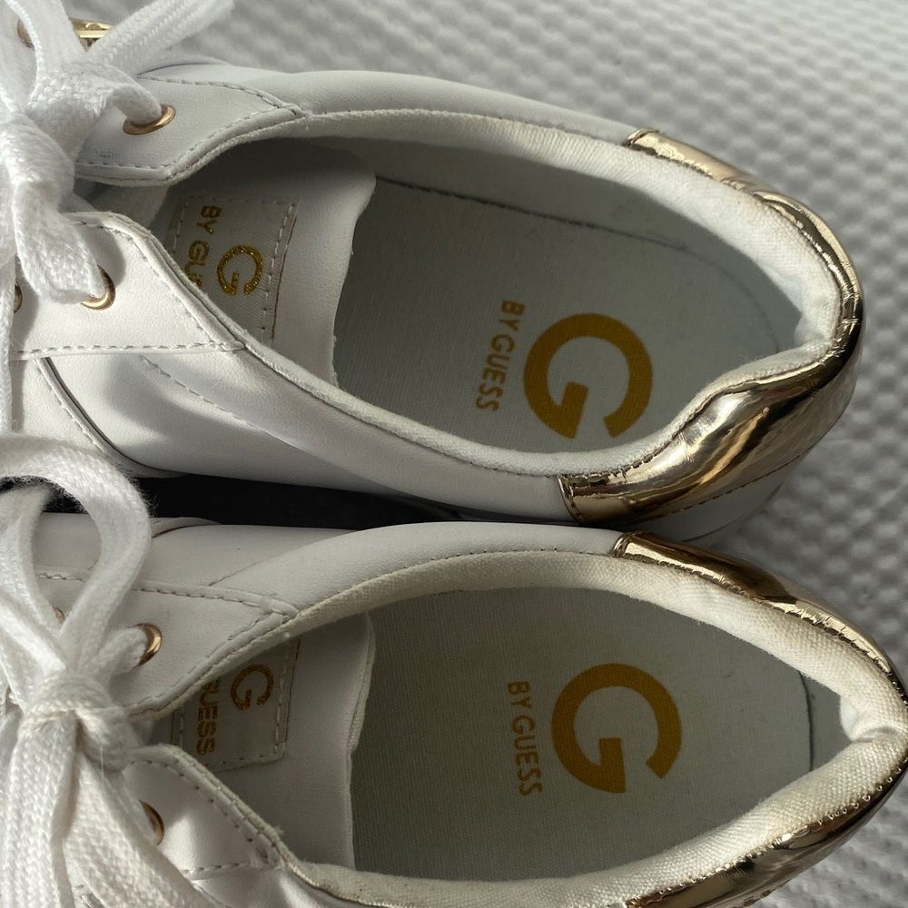 G by Guess White Sneakers with Gold Heel Accent Super Cute Women’s Size 11M NWOT - Picture 4 of 9